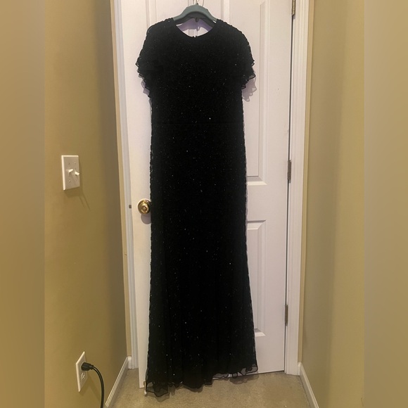 🌺Mac Duggal HIGH NECK FLUTTER CAP SLEEVE GOWN - Picture 4 of 16